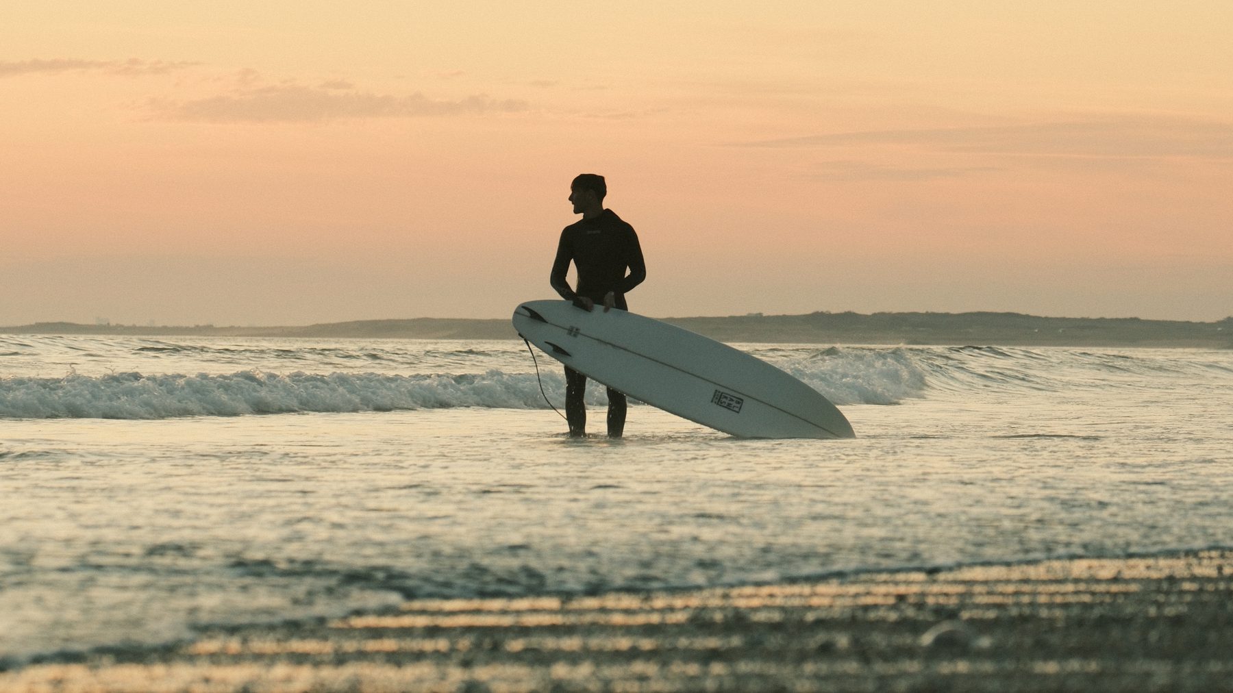Silhouette au bord de l'eau à la tombée du jour — Bretagne, AIRMOVE PRODUCTION